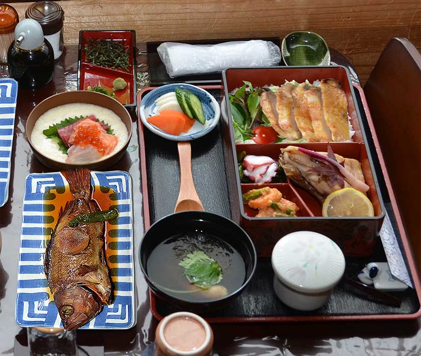 部屋食「チキンステーキ重」